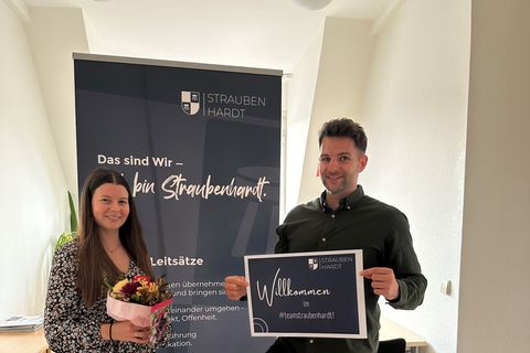 Jana Sonnemann und Fachbereichsleiter Benedikt Lorsch sind bereit zum Anstoß.