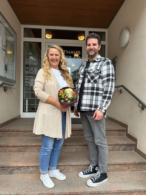 Stellvertretend für Bürgermeister Helge Viehweg und die Gesamtverwaltung hieß Benedikt Lorsch (Fachbereichsleiter Zentrale Dienste und Bürgerservice) Jennifer Schmidt an ihrem ersten Arbeitstag herzlich willkommen. 