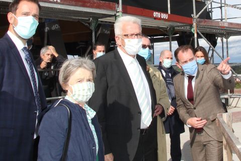 Rundgang über die Baustelle: Ministerpräsident Winfried Kretschmann (Dritter von links) besichtigte das neue Feuerwehrhaus mit Bürgermeister Helge Viehweg, Grünen-Landtagsabgeordenete Stefanie Seemann und Landrat Bastian Rosenau (von rechts). 