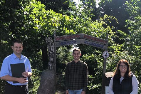 Von links: Erik Scholtz, Leiter der Pfadfinder Süd, mit Rouven Rudisile und Stephanie Gerstung von der Gemeinde Straubenhardt bei der Begehung des Barfußpfades. Foto: Gemeinde