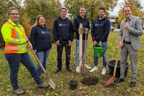 Mit Spaten und Gießkanne bei der Sache: Barbara Rabold, Stephanie Gerstung, Patrick Luithardt, Rouven Rudisile, Benedikt Lorsch und Bürgermeister Helge Viehweg (von links). Foto: Anita Molnar