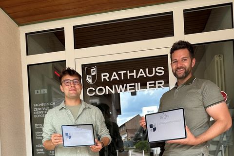 Niklas Kouba (l.) und Fachbereichsleiter Benedikt Lorsch freuen sich auf die digitale Zukunft der Gemeinde Straubenhardt.