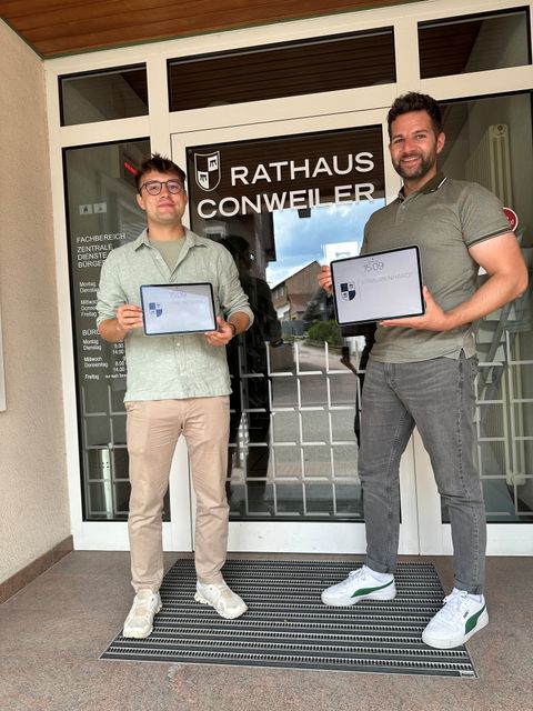 Niklas Kouba (l.) und Fachbereichsleiter Benedikt Lorsch freuen sich auf die digitale Zukunft der Gemeinde Straubenhardt.