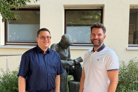 Daniel Ohlheide (links) wird vor dem Rathaus Conweiler von Fachbereichsleiter Benedikt Lorsch empfangen.