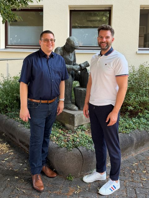Daniel Ohlheide (links) wird vor dem Rathaus Conweiler von Fachbereichsleiter Benedikt Lorsch empfangen.