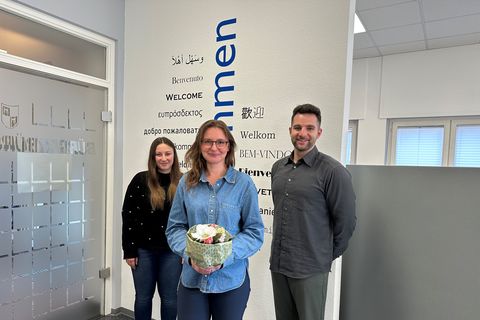 Benedikt Lorsch (Fachbereichsleitung Zentrale Dienste und Bürgerservice) und Aylin Bertsch (Abteilungsleitung Bürgerservice und Ordnung) heißen Frau Saskia Fronius (mitte) herzlich willkommen.