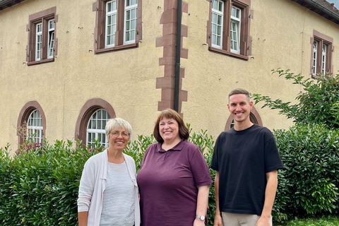 Vor der neuen Wirkungsstätte, dem alten Rathaus in Langenlab (v.l.): Bärbel Pfleiderer-Höhn, Marina Müller, Rouven Rudisile (Abteilungsleiter Bildung, Familie und Kultur)