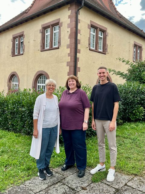 Vor der neuen Wirkungsstätte, dem alten Rathaus in Langenlab (v.l.): Bärbel Pfleiderer-Höhn, Marina Müller, Rouven Rudisile (Abteilungsleiter Bildung, Familie und Kultur)