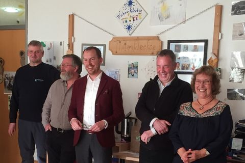 Für die gute Zusammenarbeit bedankten sich Bürgermeister Helge Viehweg, das Kollegium und ehemalige Weggefährten bei Ilona Wetzel (rechts). Fotos: Gemeinde.