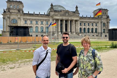 Thomas Toth (Leiter der Kita Villa Regenbogen in Conweiler), Benedikt Lorsch (Fachbereichsleiter Zentrale Dienste und Bürgerservice) und Barbara Drollinger (Pädagogische Assistentin) vor dem Reichtagsgebäude (von links).