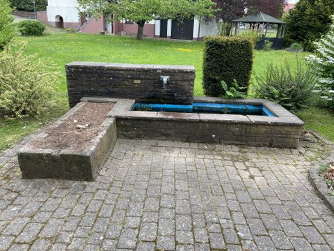 Mit vereinten Kräften: Bei der Aktion "Gemeinsam anpacken" wird der Brunnen in Ottenhausen fit für die Zukunft gemacht.