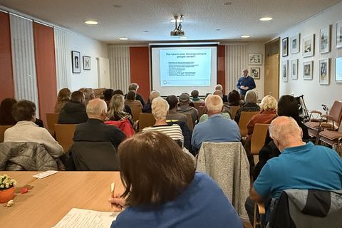 Christoph Schubert vom Betreuungsverein Caritasverband informiert im Bürgertreff über die Vorsorgevollmacht.