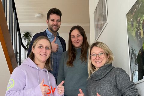 Fachbereichsleiter Bendedikt Lorsch begrüßt die neuen Mitarbeiterinnen an ihrem ersten Tag.