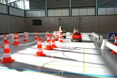 Das Highlight des Tages - die Kinder durften den Parcours mit Elektroautos befahren.
