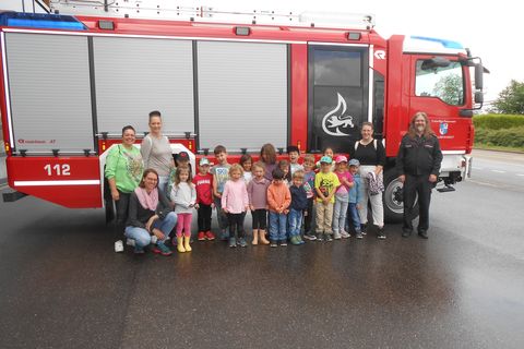 Die "Rasselbande" der Kita Abenteuerland vor einem Feuerwehrauto.