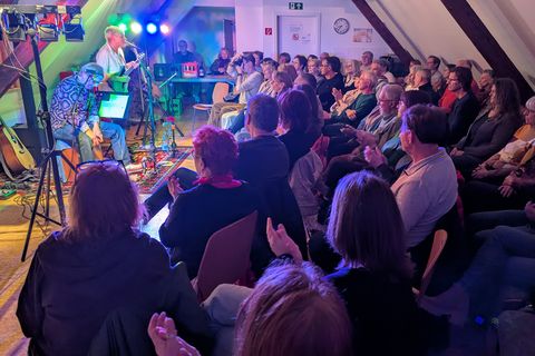Eingespieltes Duo: Antje Schumacher und Claus Müller bringen die Zuschauer mit ihrem Groove zum Mitklatschen.