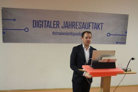 Bürgermeister Helge Viehweg bei seiner Willkommensrede des ersten digitalen Jahresauftakts. Fotos: Molnar