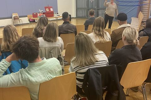 Auf eindrucksvolle und interaktive Weise vermittelt Yvonne Schwarz-Tron das Projekt "Echte Schätze".