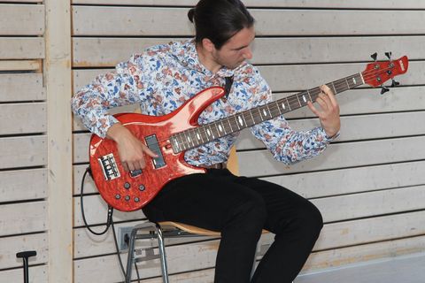 Das musikalische Multitalent aus Ottenhausen, Wladyslaw Peszynski, wurde mit Gold ausgezeichnet und zeigte sein Können am Bass. Fotos: Molnar