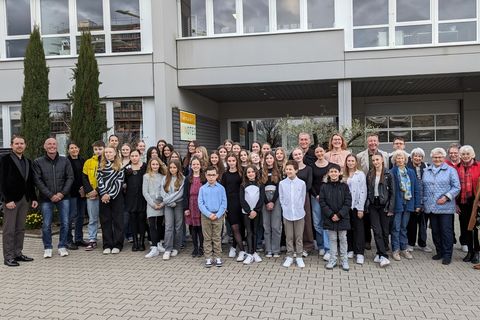 56 Personen wurden für ihre Spitzenerfolge und verdientes Ehrenamt von Bürgermeister Helge Viehweg (links) ausgezeichnet.