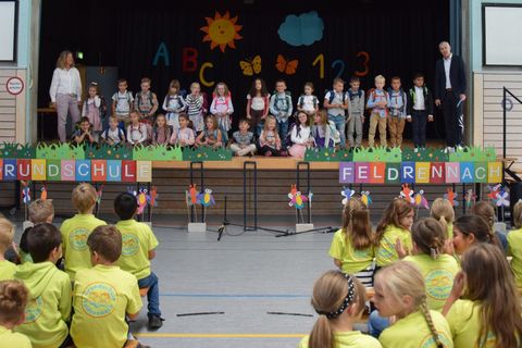 Die eingeschulten Kinder in der Grundschule Feldrennach.