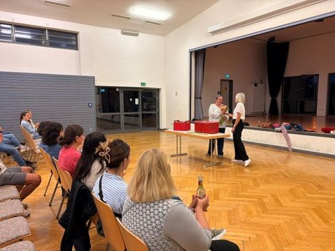 Die Vorschuleltern durften in das Präventionsprojekt „Echte Schätze“ hineinschnuppern, vorgestellt wurde das Projekt von Polizeikommissarin Frau Schwarz-Tron.