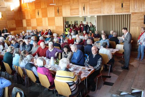 Bürgermeister Viehweg eröffnet das Erzählcafé