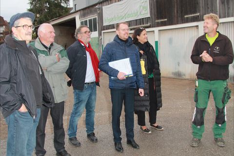 Ralf Schönthaler (rechts) vom gleichnamigen Gartenbaubetrieb freute sich über den Besuch von den Gemeinderäten Gustav Bott, Armin Wiedmann, Hans Vester, Bürgermeister Helge Viehweg und Carmen Geggus (von links). Fotos: Molnar