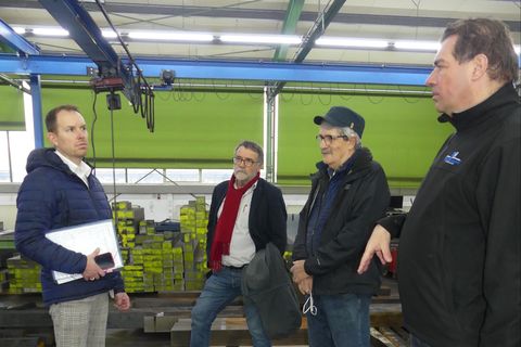 Bürgermeister Helge Viehweg (links) stattete Eric Weidemann (rechts) einen Besuch ab, mit dabei waren u.a. Hans Vester und Gustav Bott vom Gemeinderat (Zweiter und Dritter von links). Fotos: Gemeinde