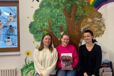 Miriam Hofheinz (links) begüßt Hannah Bauer (mitte) zusammen mit  Jennifer Laupp (Abteilung Bildung, Familie und Kultur).