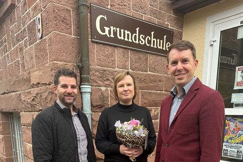 Fachbereichsleiter Benedikt Lorsch (links) begrüßt gemeinsam mit Bürgermeister Helge Viehweg die kommissarische Schulleiterin der Grundschule Ottenhausen Jana Obert.