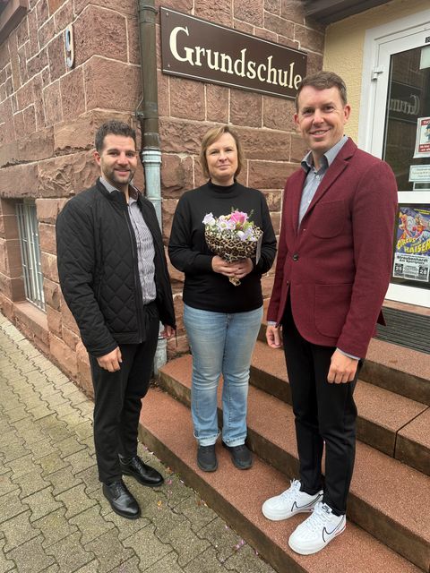 Fachbereichsleiter Benedikt Lorsch (links) begrüßt gemeinsam mit Bürgermeister Helge Viehweg die kommissarische Schulleiterin der Grundschule Ottenhausen Jana Obert.