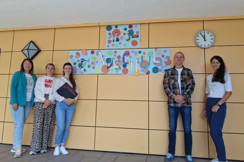 Vera Reichinger (dritte von links) neue Schulsozialarbeiterin an der Grundschule Conweiler mit Ihren Kolleginnen Nadine Kraijo (Miteinanderleben e.V.)  und Kristina Henne (Wilhelm-Ganzhorn-Schule, von links) sowie Schulleiter  Thorsten Metschurat und Jennifer Laupp aus der Abteilung Bildung, Familie  und Kultur.