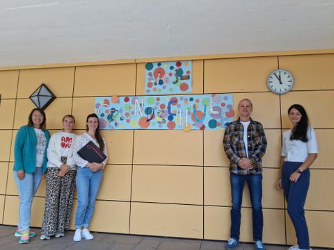 Vera Reichinger (dritte von links) neue Schulsozialarbeiterin an der Grundschule Conweiler mit Ihren Kolleginnen Nadine Kraijo (Miteinanderleben e.V.)  und Kristina Henne (Wilhelm-Ganzhorn-Schule, von links) sowie Schulleiter  Thorsten Metschurat und Jennifer Laupp aus der Abteilung Bildung, Familie  und Kultur.