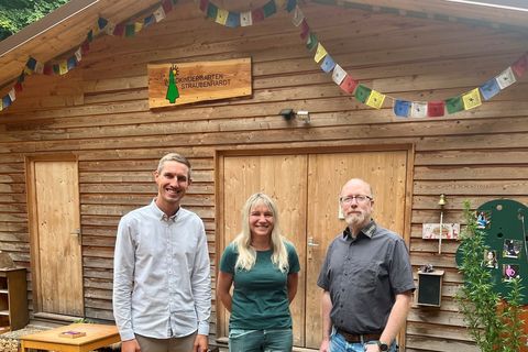 Jörg Kapp (Firma Wagner), Kathrin Trackl (Leiterin des Waldkindergartens), Rouven Rudisile (Abteilungsleiter Bildung, Familie und Kultur, von rechts)
