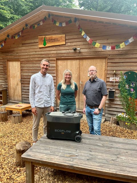 Jörg Kapp (Firma Wagner), Kathrin Trackl (Leiterin des Waldkindergartens), Rouven Rudisile (Abteilungsleiter Bildung, Familie und Kultur, von rechts)