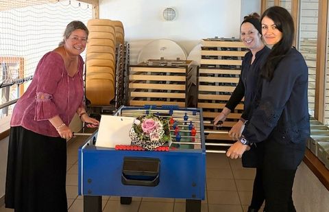 Silke Braun hat zu Beginn des neuen Schuljahres ihre Tätigkeit in der Kernzeit Langenalb begonnen, hier wurde sie von Leiterin Nicole Brand und Jennifer Laupp (Abteilung Bildung, Familie und Kultur) empfangen (von links).