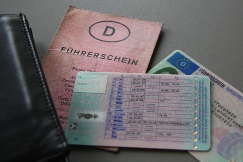 Alte Führerscheine müssen innerhalb bestimmter Fristen umgetauscht werden. Dazu bietet das Landratsamt Enzkreis einen bequemen Online-Service an.