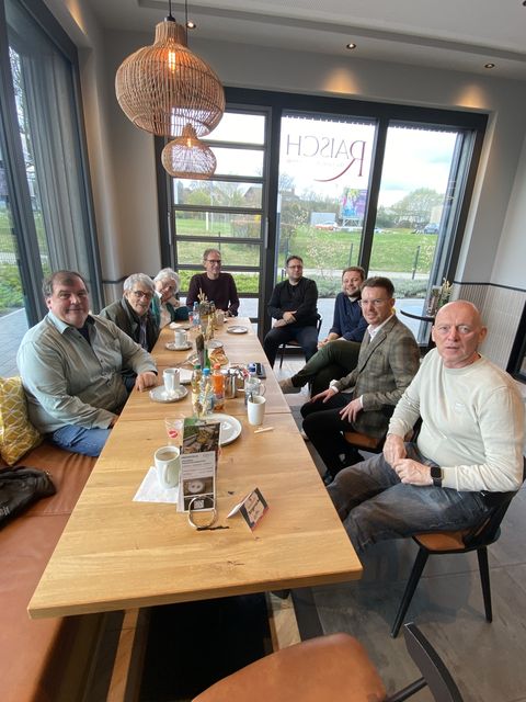 Bürgermeister Helge Viehweg (2. v. r.), die Gemeinderatsmitglieder Jörg Gube, Gustav Bott, Erna Grafmüller, Uwe Gorgus und Jochen Irion (v. l.) sowie Simon Becht (r.) wurden von Matthias Raisch empfangen.