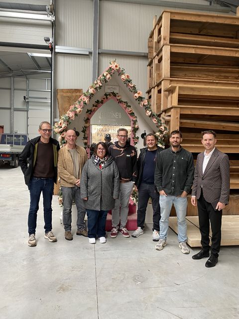 Ein Gruppenbild durfte vor der Kapelle, vor der bereits zwei Trauungen stattgefunden haben, natürlich nicht fehlen. 