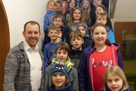 Bürgermeister Helge Viehweg führte die Drittklässler der Grundschule Feldrennach durchs Haus und gab fleißig Antwort – nicht nur auf die Interviewfragen von Emma und Raphael (vorne von rechts).