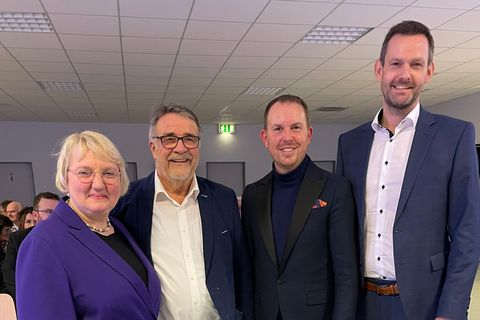 Feierstunde für Ehrenbürger Hans Vester: SPD-Bundestagsabgeordnete Katja Mast, Hans Vester, Bürgermeister Helge Viehweg und Landrat Bastian Rosenau (von links)