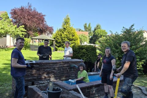 Jürgen Treiber, 1. Vorstand des Obst- und Gartenbauvereins, (rechts) koordinierte die Arbeiten am Brunnen und Bürgermeister Helge Viehweg (links) fand Gefallen am handwerklichen Arbeiten.