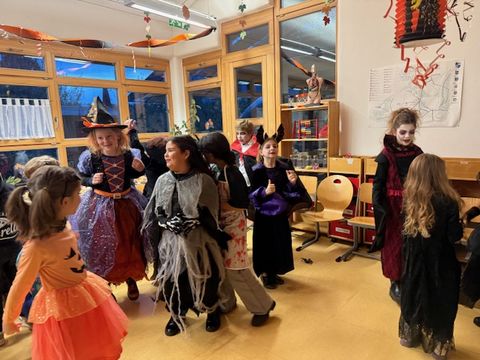 In fantasievollen Kostümen tanzten die Kinder im Hort Feldrennach zu gruseliger Musik.