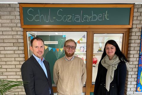 Bürgermeister Helge Viehweg begrüßt gemeinsam mit Jennifer Laupp (Abteilung Kinder, Jugend und Familie) den neuen Schulsozialarbeiter für Ottenhausen und Langenalb Yves Sesing (mitte).