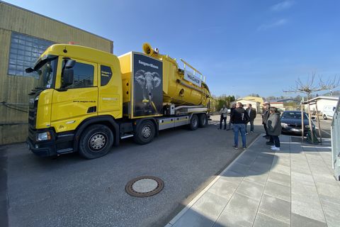 Die Gruppe beim Besichtigen einer sogenannten "Hornet".