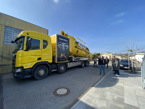 Die Gruppe beim Besichtigen einer sogenannten "Hornet".