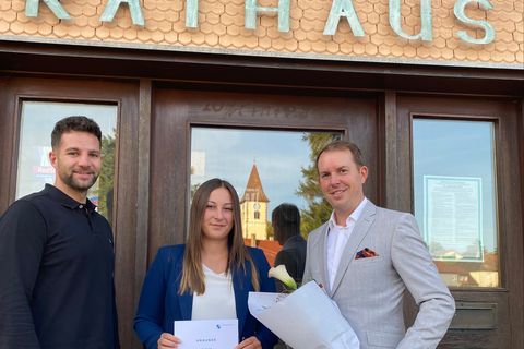Herr Benedikt Lorsch (Fachbereichsleiter Zentrale Dienste und Bürgerservice) begrüßt Aylin Bertsch gemeinsam mit Bürgermeister Helge Viehweg.