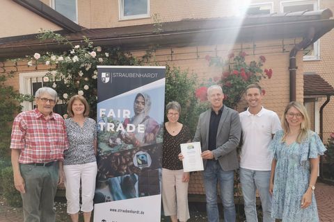 Die Steuerungsgruppe "Fair-Trade" mit Bürgermeister Stellvertreter Mathias Greb (dritter von rechts), Abteilungslieter Rouven Rudisile (zweiter von rechts) und Annemarie Wackenhut (rechts außen) freuen sich über die erneute Titelverlängerung.