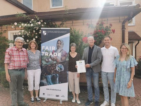 Die Steuerungsgruppe "Fair-Trade" mit Bürgermeister Stellvertreter Mathias Greb (dritter von rechts), Abteilungslieter Rouven Rudisile (zweiter von rechts) und Annemarie Wackenhut (rechts außen) freuen sich über die erneute Titelverlängerung.